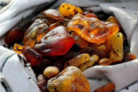 Спроба перемитнення рекордної кількості бурштину та затримання виробників “лівих” цигарок