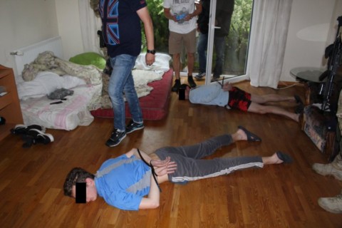 Біля Варшави двоє українців та полька налагодили незаконне виготовлення цигарок