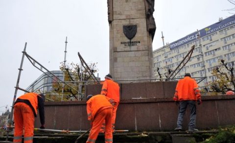 Польща позбавляється «подарунків» комуністичного режиму