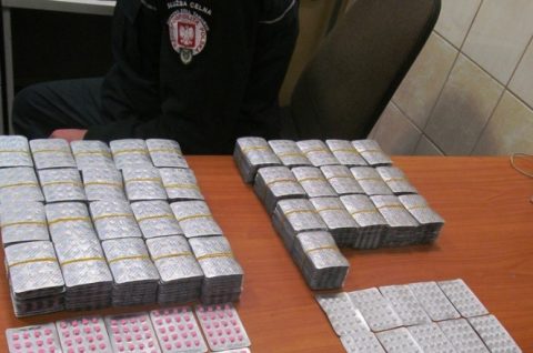 На кордоні з Польщею запобігли контрабанді стероїдів та ліків з України