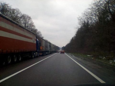 Керівник Львівської митниці пояснив величезне скупчення фур на кордоні