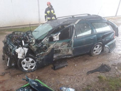 Під Перемишлем українець встиг вистрибнути з автомобіля, що за мить впав з мосту на колію