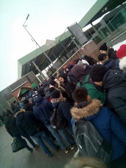Черга на пішому переході Медика-Шегіні в сторону України вже вражає