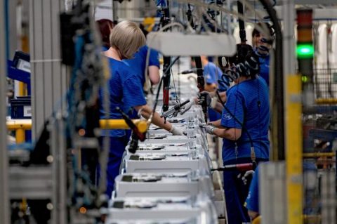 Колір уніформи українських працівників узалежнили від знання мови