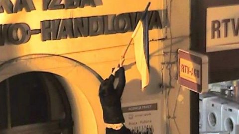 Поляки, що витерли ноги об український прапор відбулися штрафом