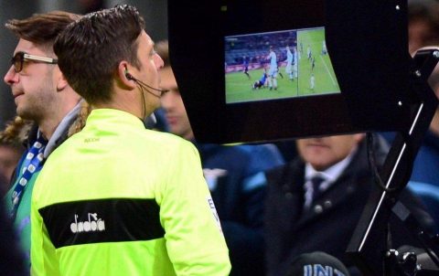 У футболі запроваджують відеоповтори