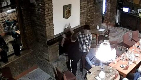 Студент з Польщі у Тернополі публічно спалив державний герб України