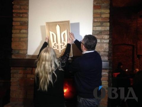 Мати поляка, що спалив тризуб у Тернополі, повернула новий герб на місце