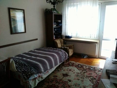 Житло біля парку з озерами