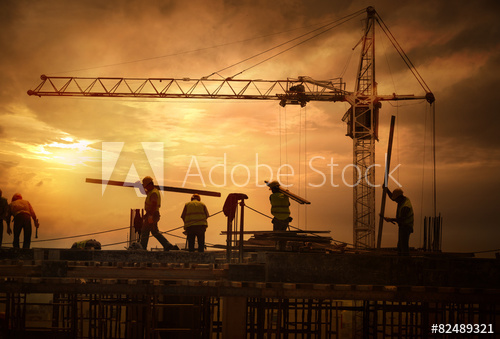 pracivnyky na budovi