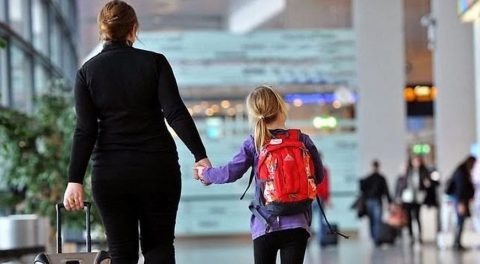 Уряд спростив виїзд за кордон для неповнолітніх українців