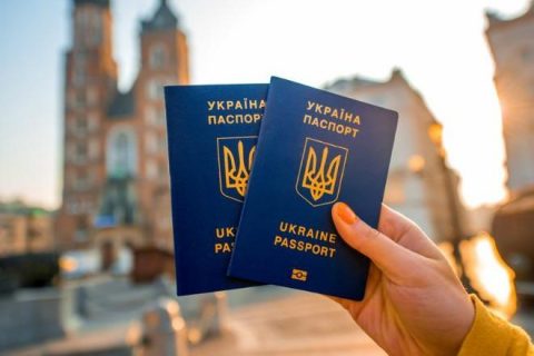 Експерт розповів, як більшість українців знаходять роботу в Польщі