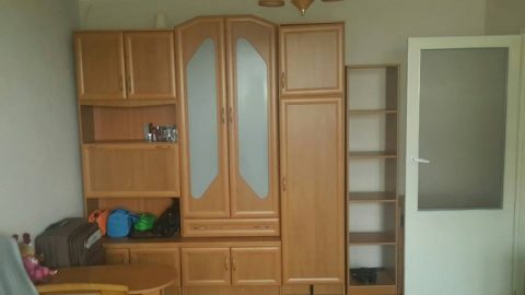 Сонячна й затишна кімната з балконом