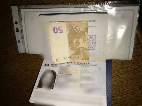 Українка з підробленими документами на дитину намагалася підкупити прикордонників