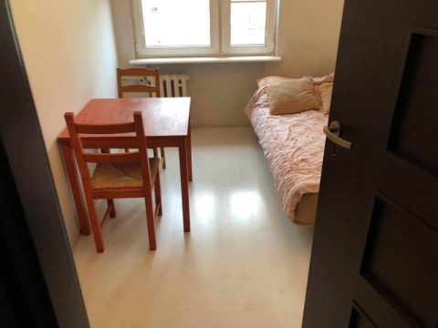 Затишна кімната в двокімнатній квартирі