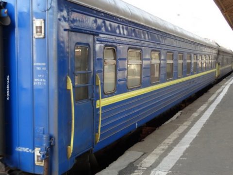В Україні знову зросли ціни на залізничні квитки. Та навіть квиток не завжди гарантує проїзд, якщо він електронний (Відео)