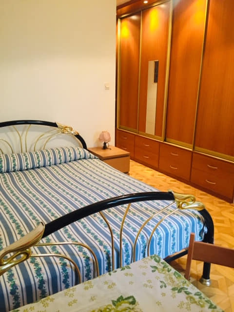 Дві кімнати на пів року