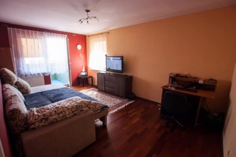 Від зараз місце в кімнаті для дівчині