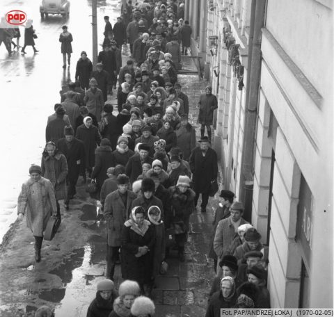 По всій Польщі знову черги до пекарень. Як і кожного року в “Тлусти чвартек”(Фото)