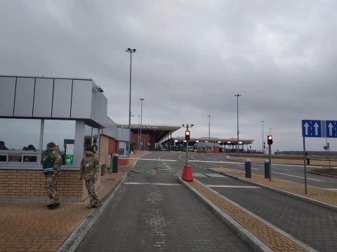 Мережу сколихнули фото дороги та “зручностей” біля пункту пропуску Угринів (Фото)