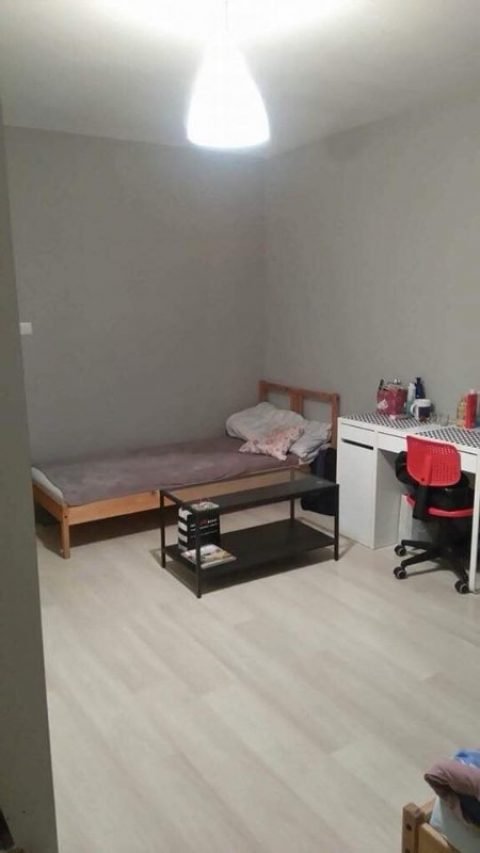 Окрема простора кімната