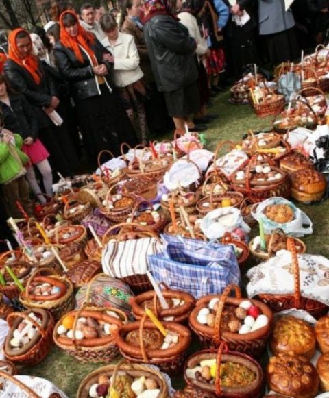 Скільки коштує Великодній кошик в Україні та у сусідів