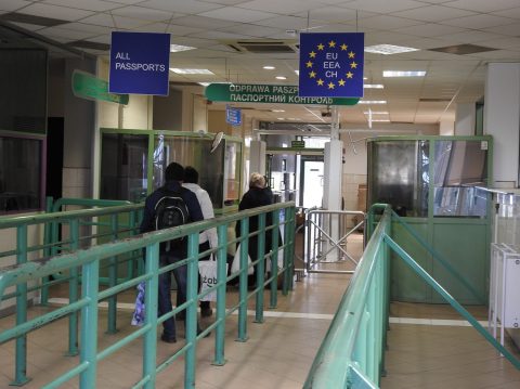 Українець спробував винести з Польщі дверцята та кришку багажника елітного авто (Фото)