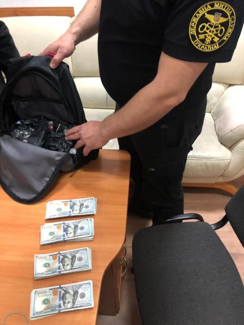 35 тисяч доларів ніс у наплічнику додому українець через піший перехід у Шегині