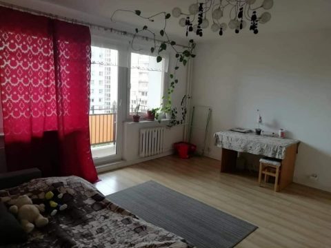 Простора кімната з балконом