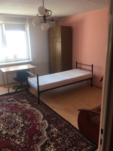 Велика кімната з балконом