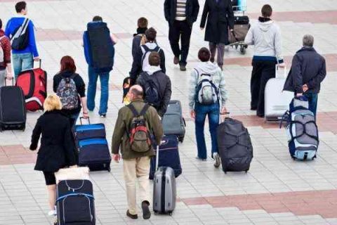 Українці “ситі” польськими роботодавцями та дорогим житлом. Близько мільйона хоче виїхати на захід