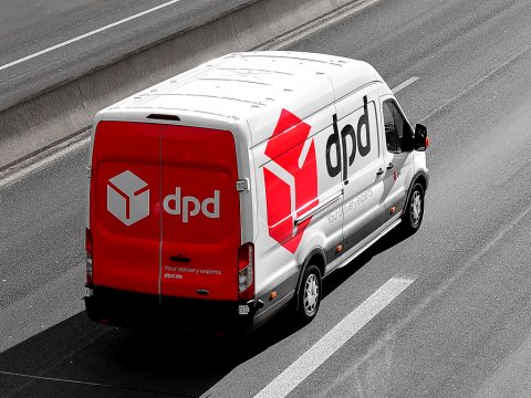 Остерігаючись штрафу кур’єр DPD Polska вийшов на роботу зі зламаними ногами