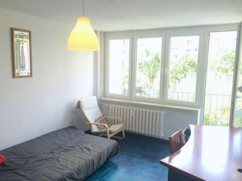 Cztery nieprzechodnie pokoje niedaleko stacji metra na Bielanach