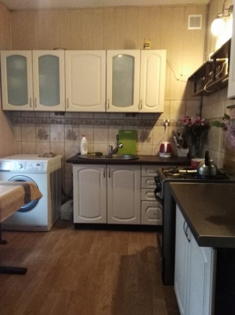 Есть места в рабочих хостелах. От 550зл в месяц.