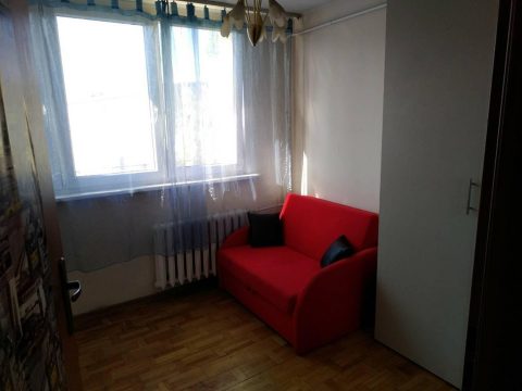 Здається кімната для пари в трикімнатній квартирі.