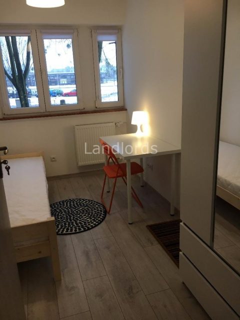 Jednoosobowy pokój obok stacji METRA MŁOCINY – ul. Nocznickiego 17, parter