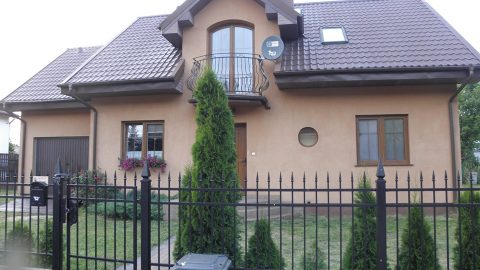 Na sprzedaż dom 143m2 z 2011 roku położony na ogrodzonej działce 770m2.