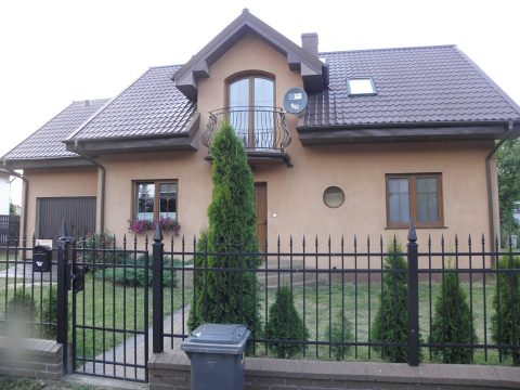 Na sprzedaż dom 143m2 z 2011 roku położony na ogrodzonej działce 770m2.