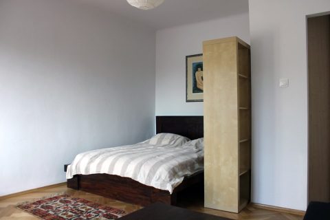 Aleja Solidarności studio z oddzielnym pokojem.