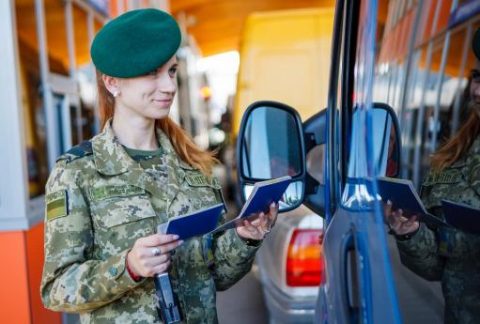 Залишатися в автомобілі на час контролю: Чи пришвидшить це перетин кордону?