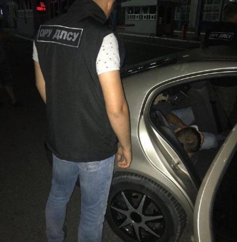 До Польщі у багажнику автомобіля — на заваді встали прикордонники