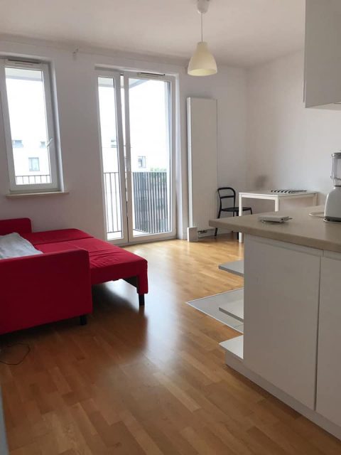 Ищем одну девушку для ПОДСЕЛЕНИЯ в комнату-студию.