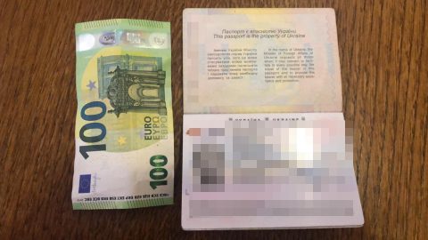 500 доларів США та 100 євро за безперешкодний перетин державного кордону