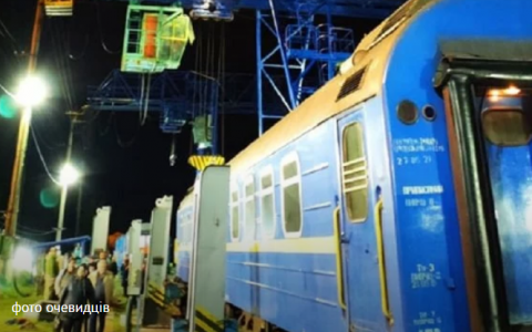 Потяг Львів-Вроцлав зірвався з домкрата під час перестановки вагонів на вузькоколійку