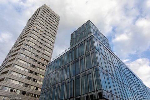 У центрі Варшави з 18 поверху на голову українця впав молодий чоловік