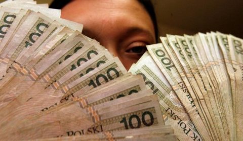 Рівень мінімальної зарплати на наступний рік польський уряд встановить одноосібно