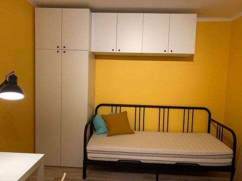 Для девушки. Место в комнате .Варшава Аренда.