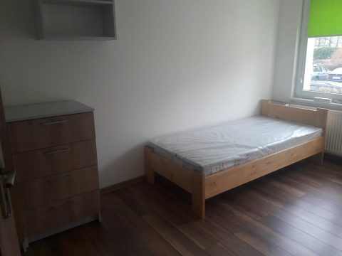 Мiсце в кiмнатi або винаэм кiмнати.Варшава.