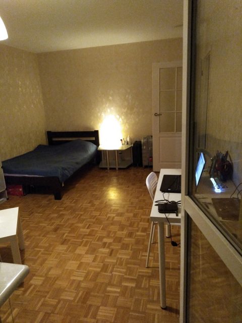 Duży pokój z balkonem.