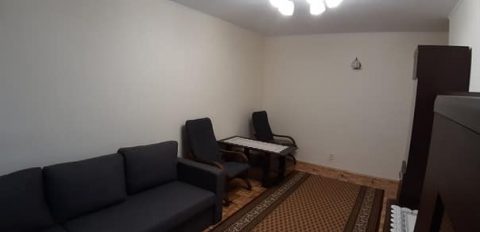 Просторная, не проходная комната с большим балконом.